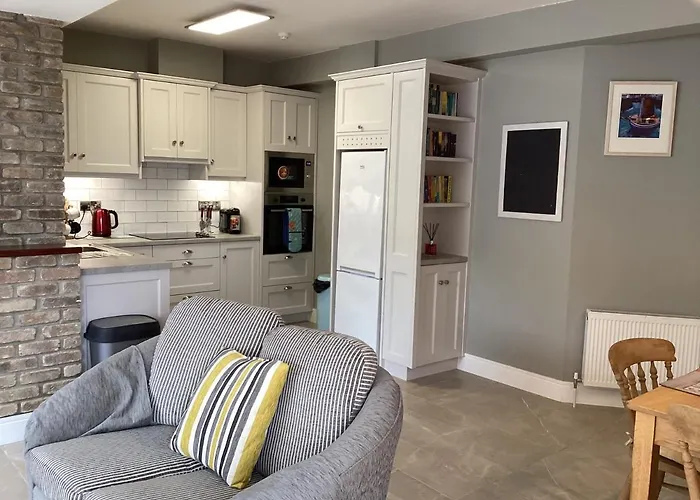 Retreats Harbour Lights * 라운드스톤