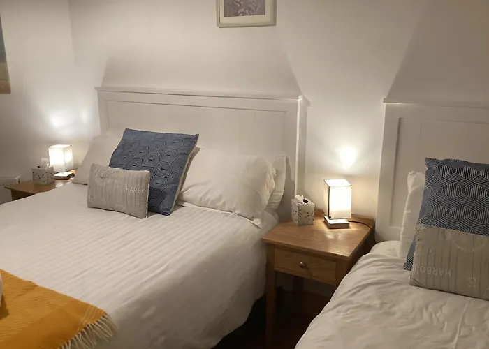 Retreats Harbour Lights * 라운드스톤